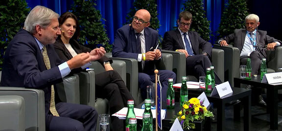 | Twitter/Johannes Hahn