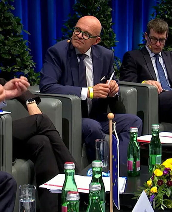 | Twitter/Johannes Hahn