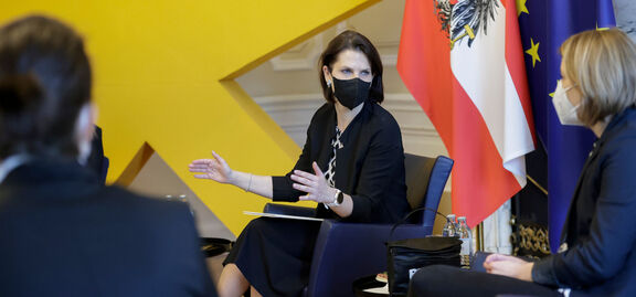 Am 26. Jänner 2022 lud Bundesministerin Karoline Edtstadler (m.) zum Zukunftslabor „Female Founders“ ein. | BKA/ Andy Wenzel Am 26. Jänner 2022 lud Bundesministerin Karoline Edtstadler (m.) zum Zukunftslabor „Female Founders“ ein.