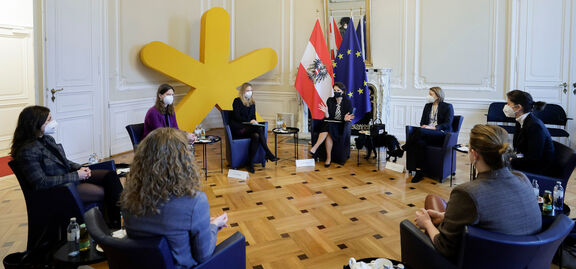 Am 26. Jänner 2022 lud Bundesministerin Karoline Edtstadler (m.) zum Zukunftslabor „Female Founders“ ein. | BKA/ Andy Wenzel Am 26. Jänner 2022 lud Bundesministerin Karoline Edtstadler (m.) zum Zukunftslabor „Female Founders“ ein.