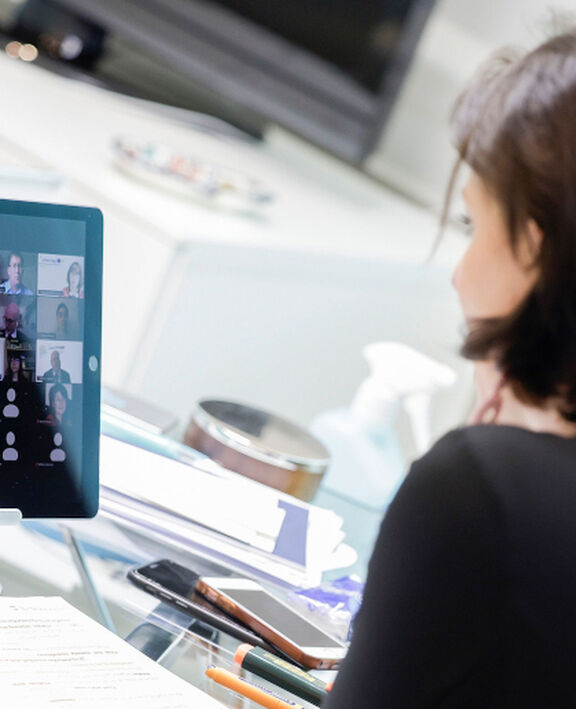 Bundesministerin Karoline Edtstadler bei einer Videokonferenz | BKA/ Andy Wenzel Bundesministerin Karoline Edtstadler bei einer Videokonferenz