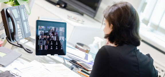 Bundesministerin Karoline Edtstadler bei einer Videokonferenz | BKA/ Andy Wenzel Bundesministerin Karoline Edtstadler bei einer Videokonferenz