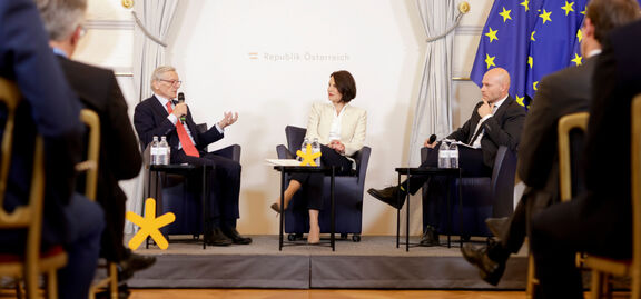 Bundesministerin Edtstadler bei der Präsentation des Berichts zur EU-Zukunftskonferenz im Bundeskanzleramt | BKA/ Andreas Wenzel Bundesministerin Edtstadler bei der Präsentation des Berichts zur EU-Zukunftskonferenz im Bundeskanzleramt