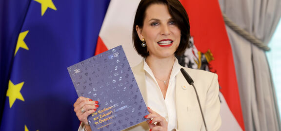 Bundesministerin Edtstadler bei der Präsentation des Berichts zur EU-Zukunftskonferenz im Bundeskanzleramt | BKA/ Andreas Wenzel Bundesministerin Edtstadler bei der Präsentation des Berichts zur EU-Zukunftskonferenz im Bundeskanzleramt